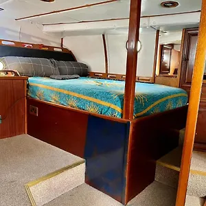 Salidas En Barco Hotel en barco Premiá de Mar
